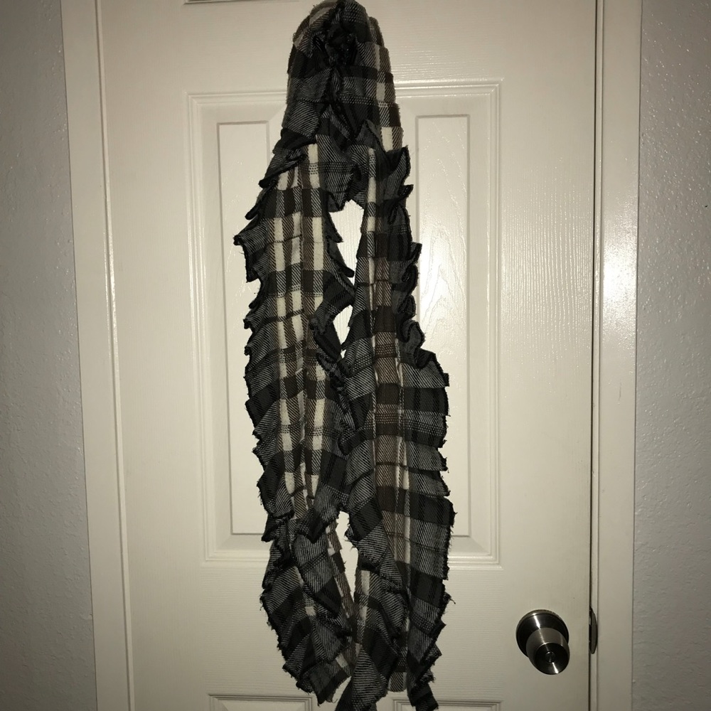 Black and white patterned fringed scarf